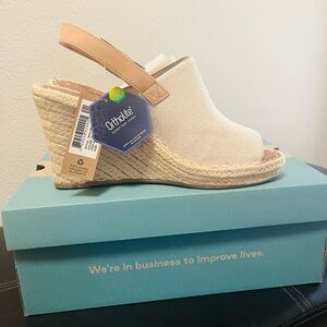 Toms NIB Wedge Slingback Cream/Tan